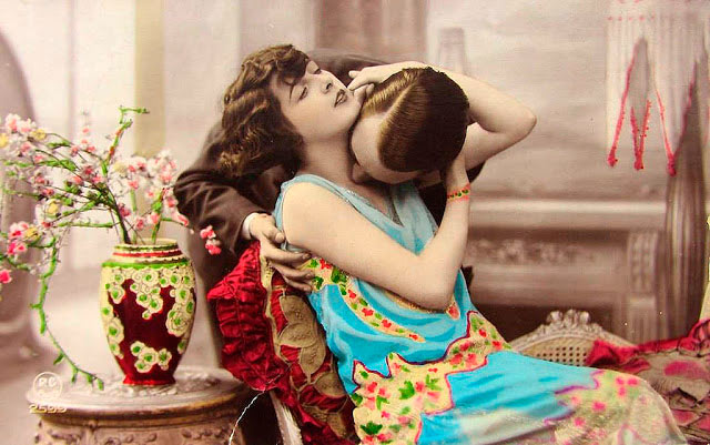Как романтично целоваться: французские открытки 1920-х годов
