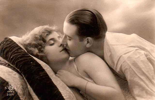 Как романтично целоваться: французские открытки 1920-х годов