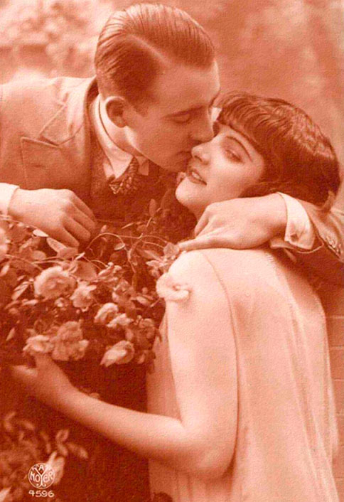 Как романтично целоваться: французские открытки 1920-х годов