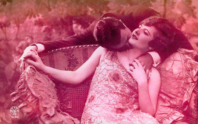 Как романтично целоваться: французские открытки 1920-х годов
