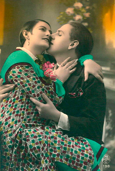 Как романтично целоваться: французские открытки 1920-х годов