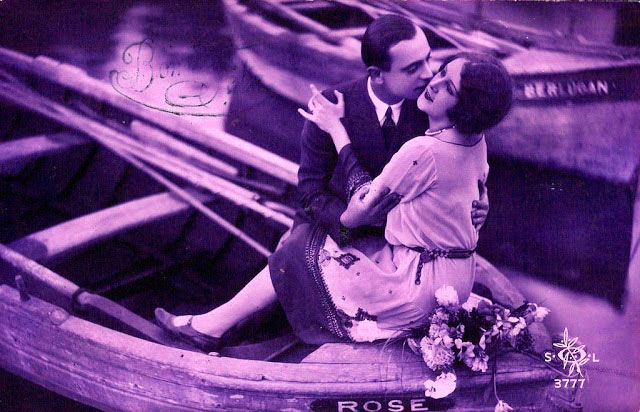 Как романтично целоваться: французские открытки 1920-х годов