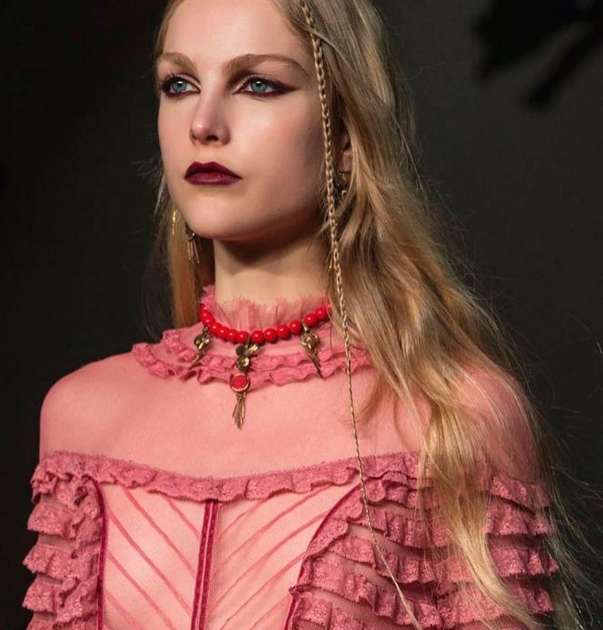 Неземная красота: 15 макияжей с Парижской недели моды Valentino