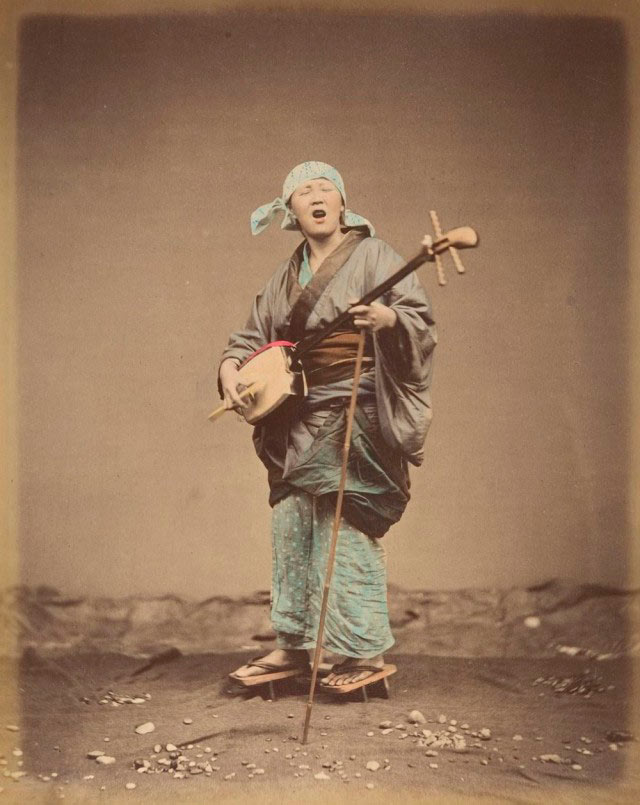 Провинциальная жизнь Японии 1870-х годов в цветных фотографиях уличный менестрель provincial japan street minstrel