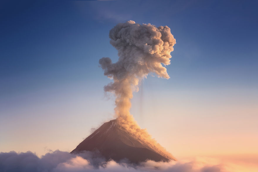 Извержение вулкана на фоне Млечного Пути volcano erupting milky way