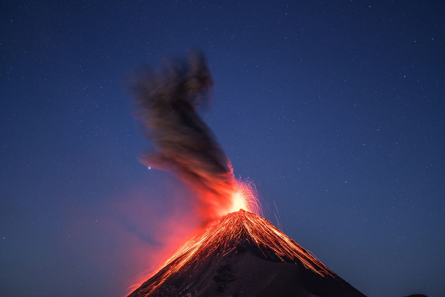 Извержение вулкана на фоне Млечного Пути volcano erupting milky way