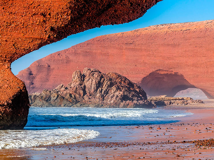 прекрасное Марокко Природная каменная арка на пляже Легзира beautiful Morocco