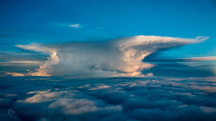 Над крылом самолёта – бури, грозы и облака в снимках пилота Сантьяго Лопеса 