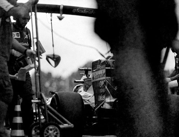фотограф Джошуа Пол снимает «Формулу-1» на фотокамеру, выпущенную в 1913 году