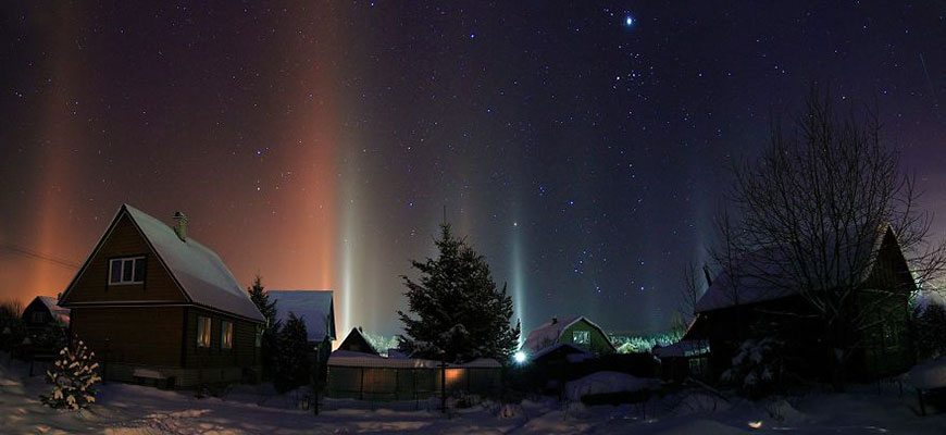 Столбы света в ночном небе Россия