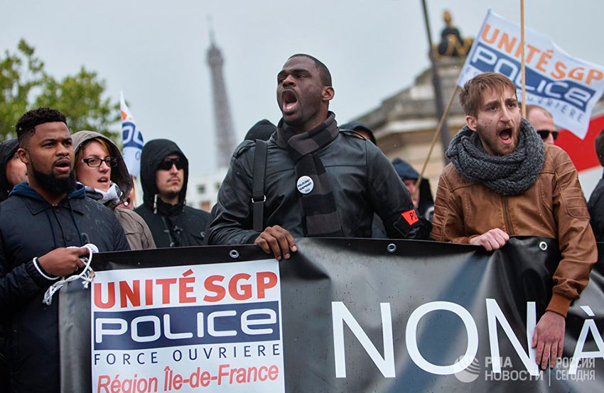  Лучшие фотографии апреля Сотрудники правоохранительных органов Парижа во время национальной манифестации полицейских "Марш гнева"