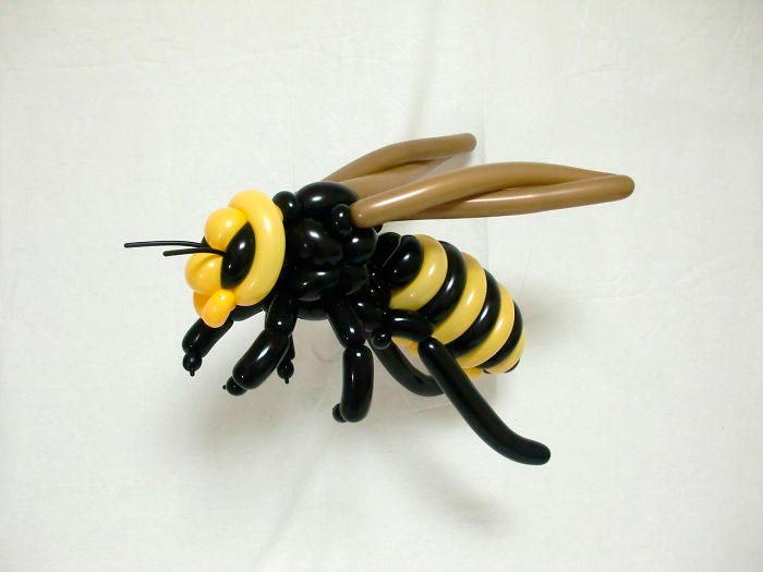 животные из воздушных шариков, японского художника Масаёши Мацумото пчела