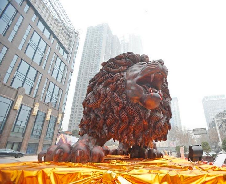 Восточный лев – крупнейшая деревянная скульптура в мире