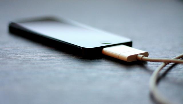 10 распространенных мифов о технологиях заряжать телефон или аккумулятор лэптопа
