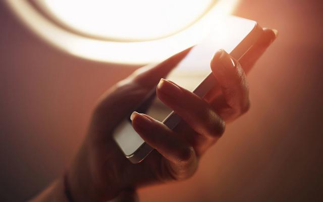 10 распространенных мифов о технологиях Использование телефонов в самолете