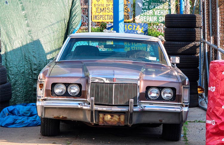 старые автомобили на улицах Нью-Йорка Lincoln Mark III