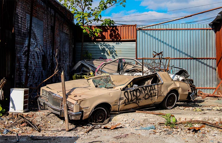 старые автомобили на улицах Нью-Йорка Oldsmobile Tornado