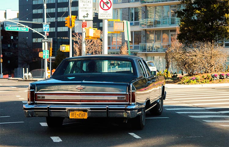 старые автомобили на улицах Нью-Йорка Lincoln Continental