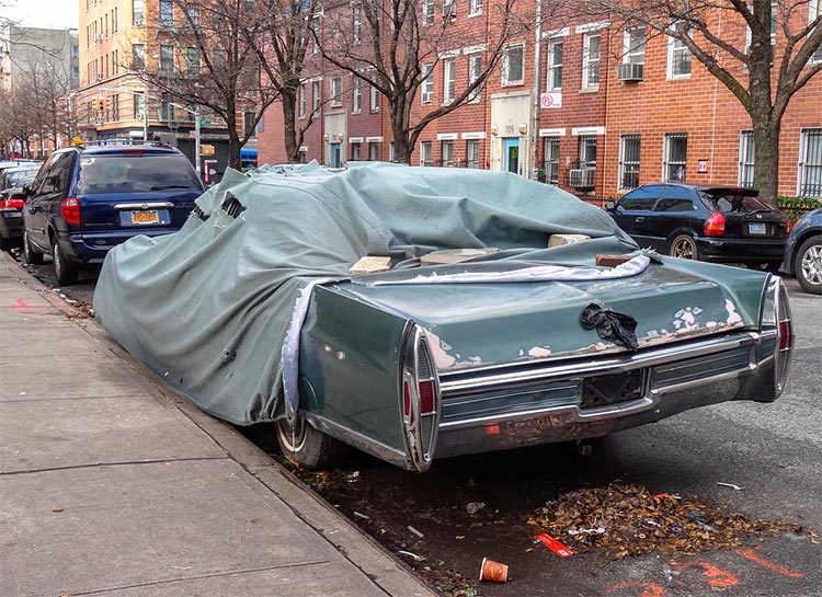 старые автомобили на улицах Нью-Йорка Cadillac Fleetwood 75