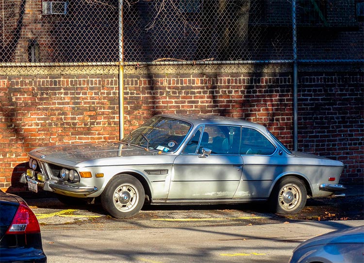 старые автомобили на улицах Нью-Йорка BMW 2800cs