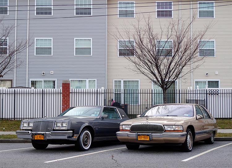 старые автомобили на улицах Нью-Йорка Buick Riviera и Buick Roadmaster
