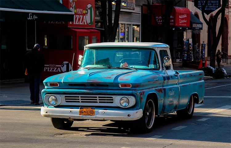 старые автомобили на улицах Нью-Йорка Chevrolet C-10