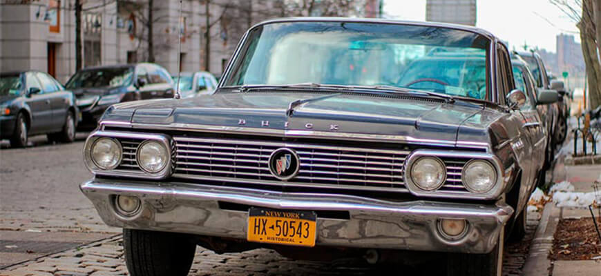 старые автомобили на улицах Нью-Йорка Buick LeSabre Sedan