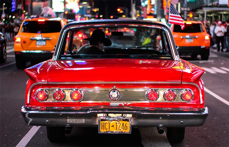старые автомобили на улицах Нью-Йорка Mercury Comet