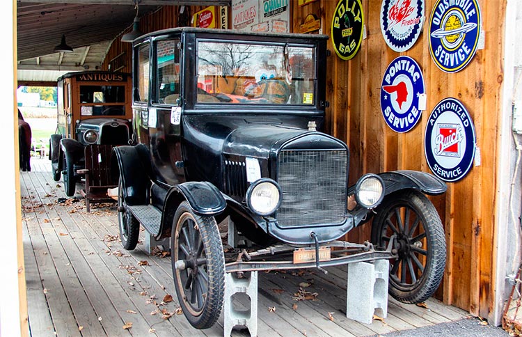 старые автомобили на улицах Нью-Йорка Ford-T