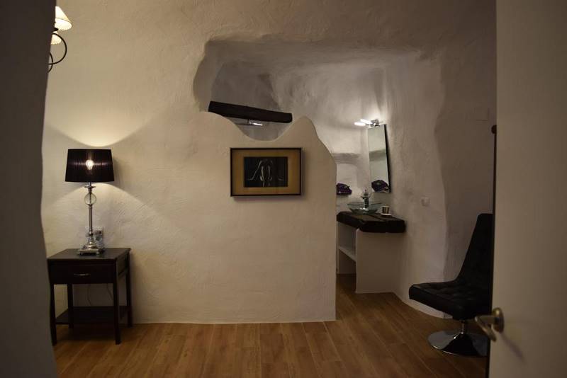 Пара превратила испанские пещеры в отель мечты