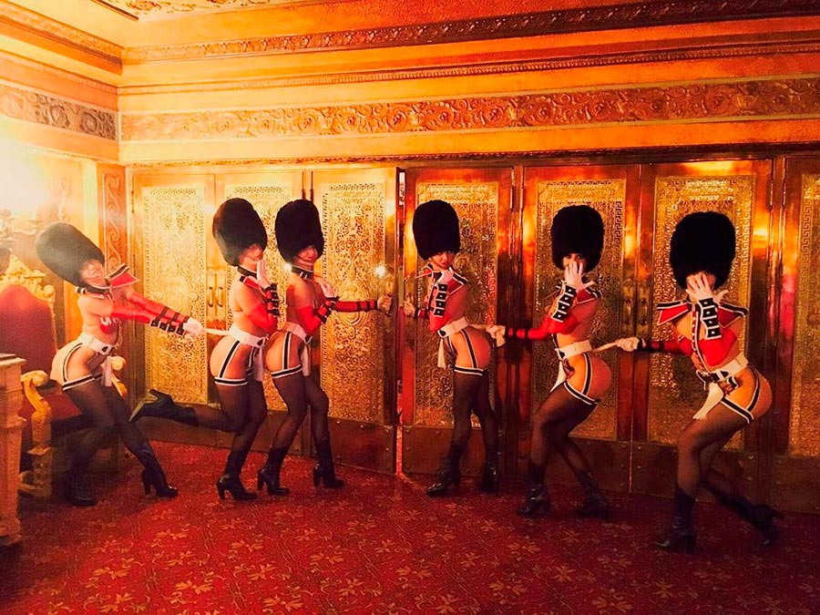 Кабаре Crazy Horse за кулисами