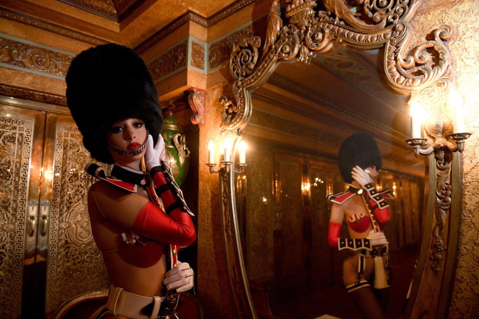 Кабаре Crazy Horse за кулисами
