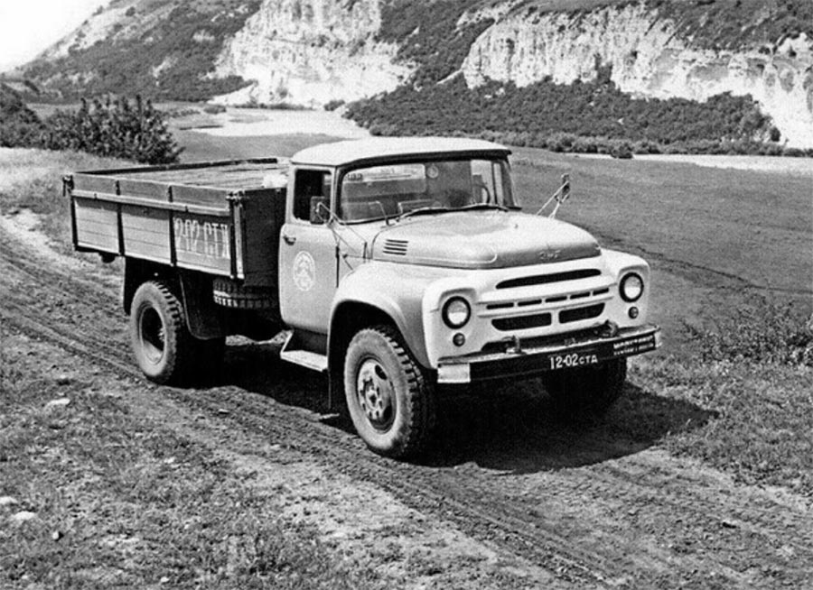 советские грузовики ЗИЛ-130