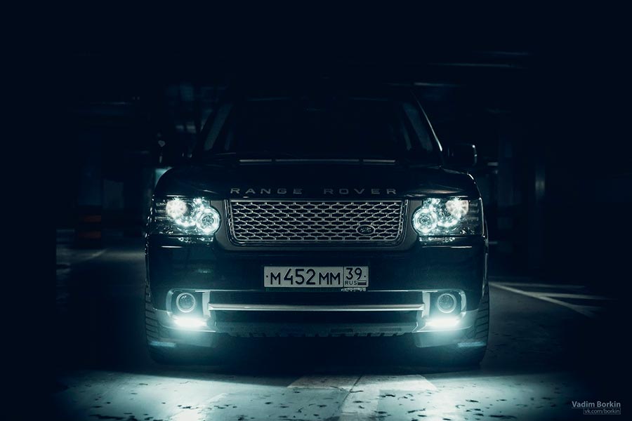 Таинственная фотосессия девушки и Range Rover Vogue