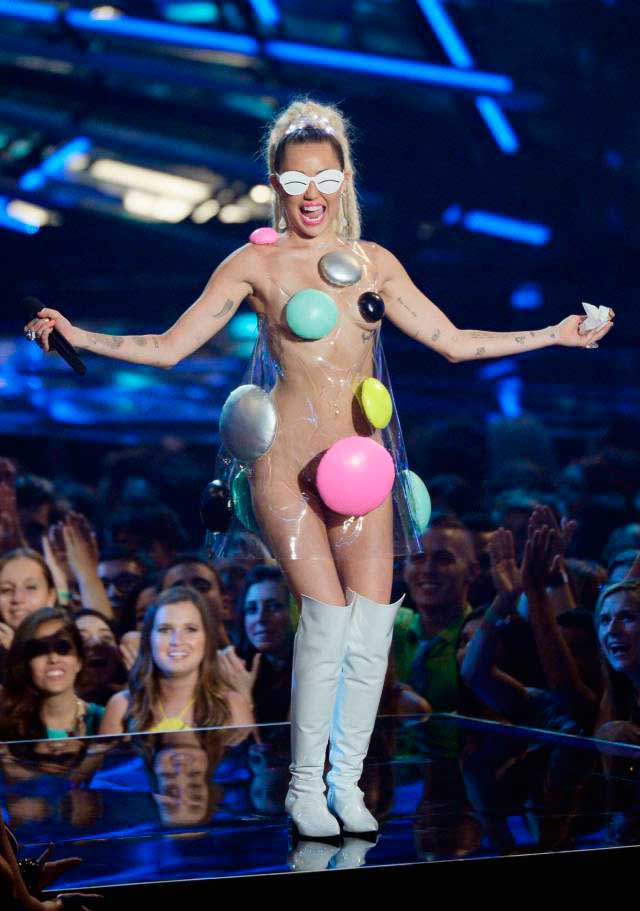 откровенные наряды знаменитостей revealiting outfits of celebrities Майли Сайрус Miley Cyrus