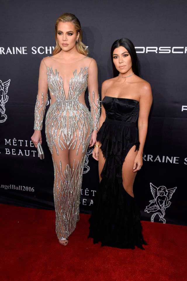 откровенные наряды знаменитостей revealiting outfits of celebrities Сестры Хлои и Кортни Кардашян Sisters Chloe and Courtney Kardashian
