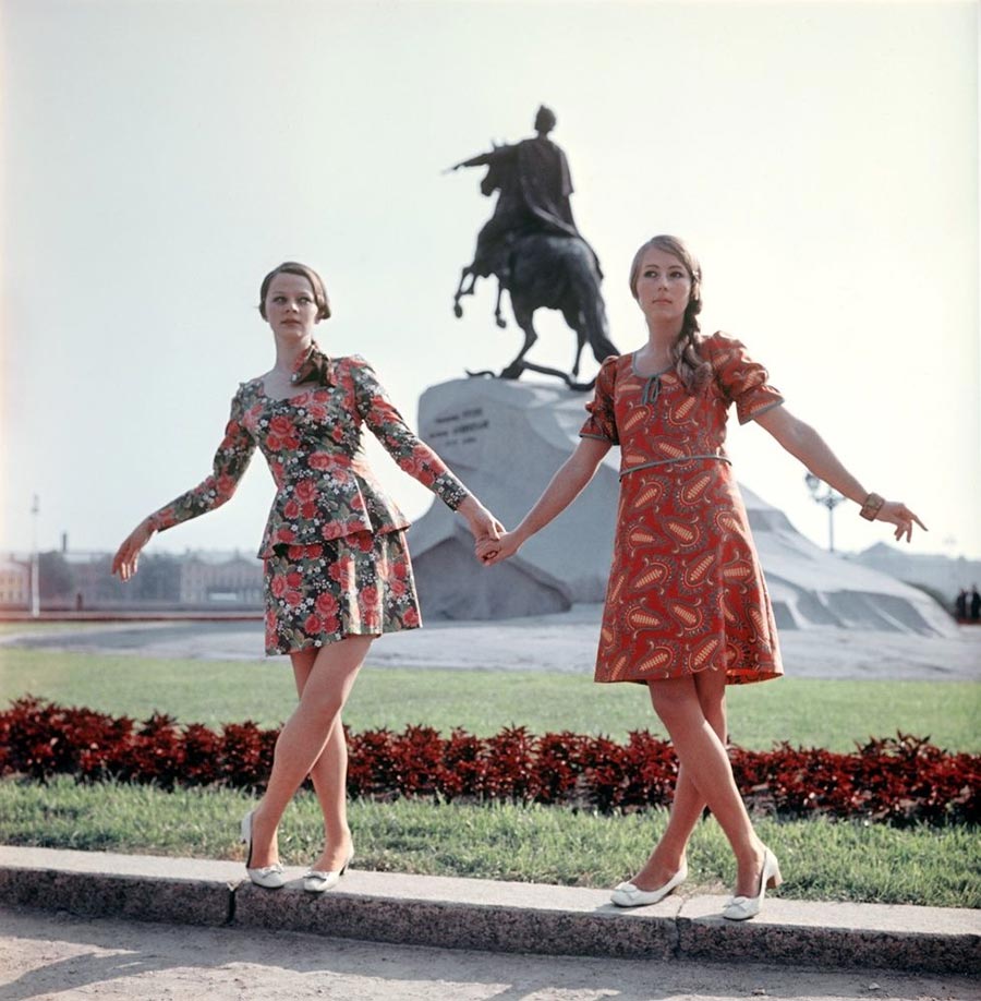ретро-фото моделей в одежде советских модельеров