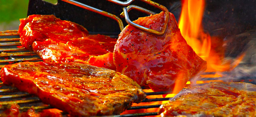 Шашлык, гриль и мясо, приготовленное в барбекю