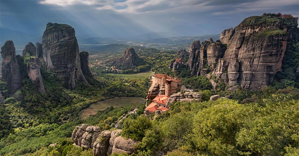 странные удивительные места Монастыри Метеоры Греция