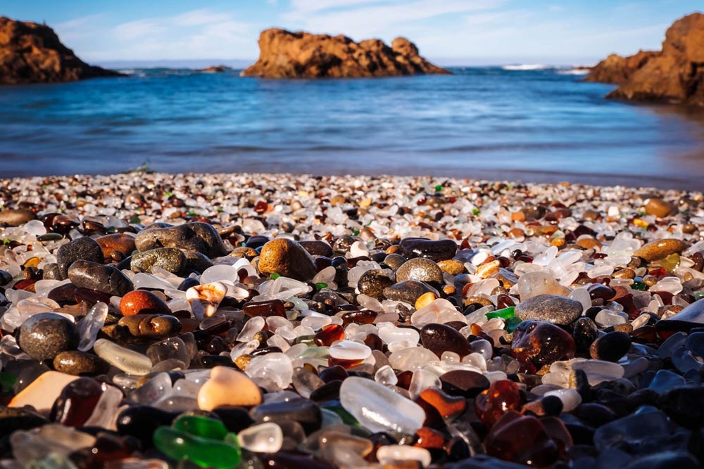 странные удивительные места Стеклянный пляж штат Калифорния США