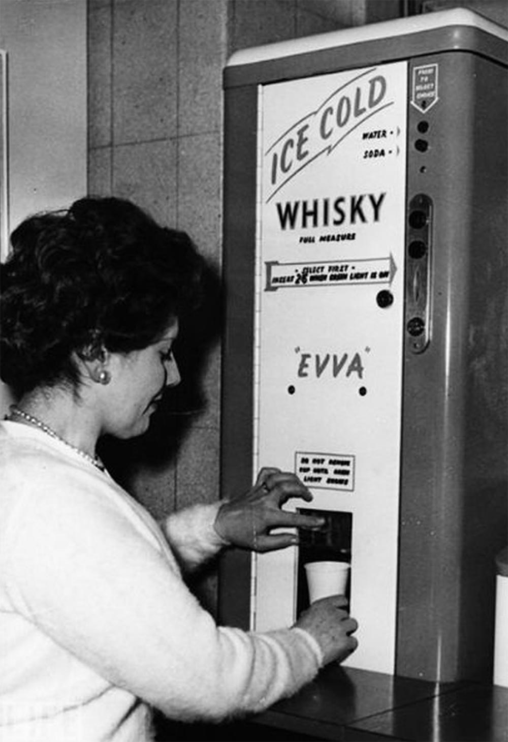 Интересные моменты и архивные фото из прошлого Ледяной диспенсер с виски