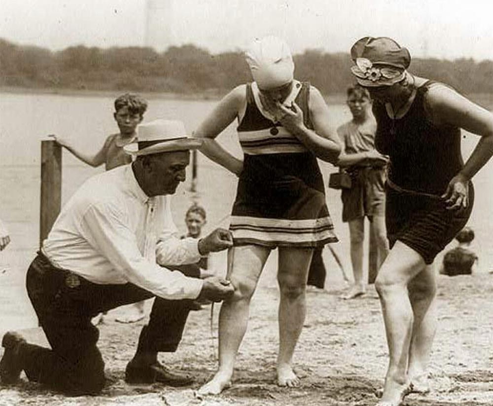 Интересные моменты и архивные фото из прошлого Официальный измеритель купальников на пляже