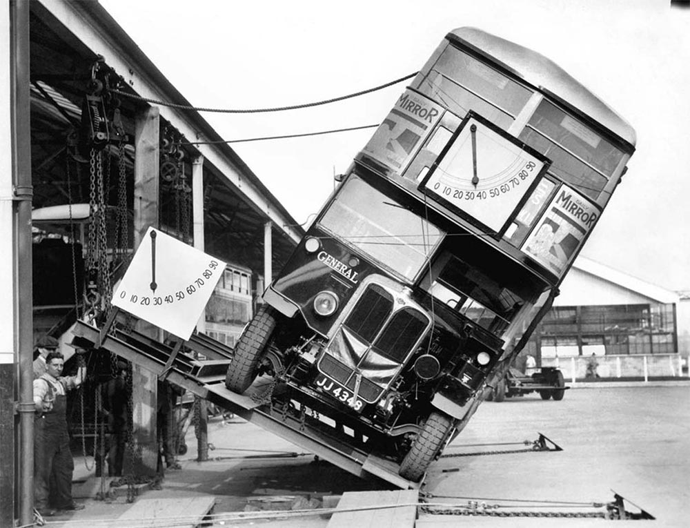 Интересные моменты и архивные фото из прошлого производители знаменитых двухэтажных автобусов Лондона доказывали, что им не грозит опрокидывание