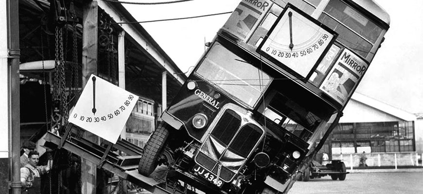 Интересные моменты и архивные фото из прошлого производители знаменитых двухэтажных автобусов Лондона доказывали, что им не грозит опрокидывание
