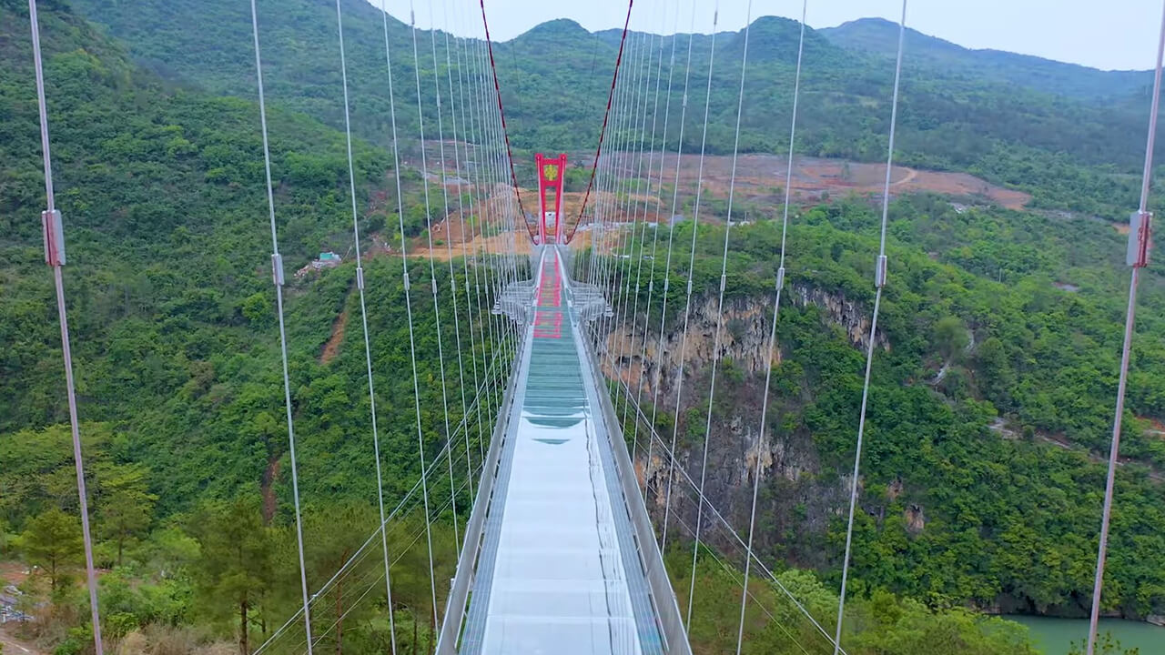 Стеклянный мост над долиной Пиньянь (Китай)